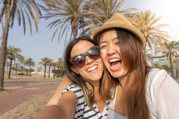 Selfie Happy Two Friends Laughing Holding Each Other Beach Cheerful — Foto de Stock