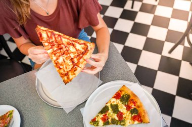 Yakından tanınmayan arkadaşlar içeride lezzetli pizza dilimleri yiyorlar. Yüksek kalite fotoğraf