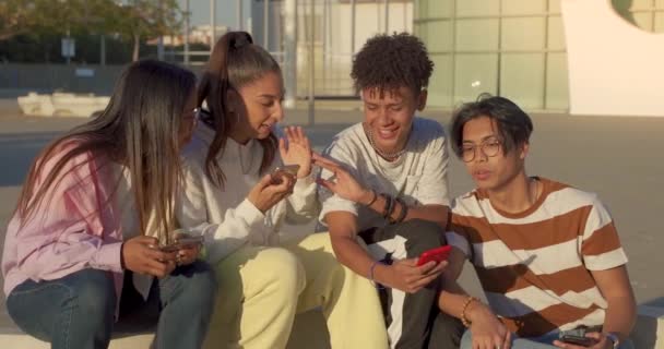 Grupo Amigos Adolescentes Felices Multiculturales Mirando Teléfono Riendo Calle Ciudad — Vídeos de Stock