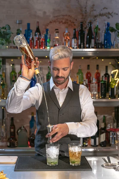 Barman Making Cocktail Mojito Night Club Adding Ingredients Creating Expert — Foto de Stock