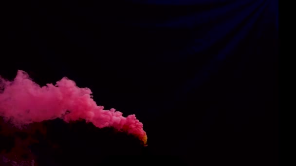 映画祭や黒を背景にお祝いのために画面上で吹いてカラフルな赤い煙爆弾やヘイズグレネード 高品質4K映像 — ストック動画