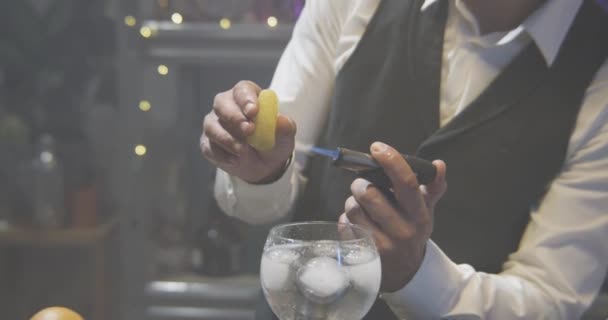 Barman Professionnel Faisant Cocktail Brûlant Citron Sur Feu Tourné Sur — Video