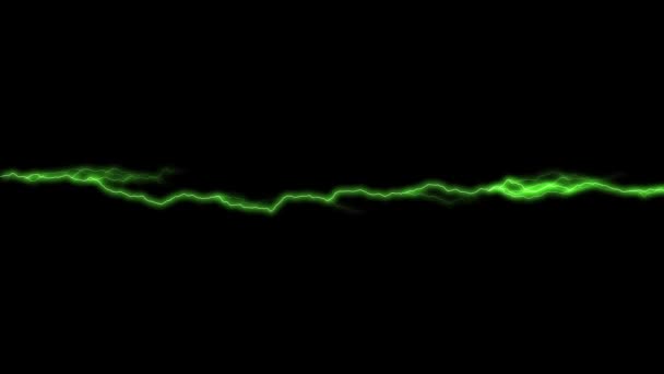 緑の輝きのある稲妻は黒い背景に水平方向に輝きます 美しい緑の雷電気嵐 高品質4K映像 — ストック動画