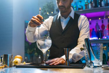 Profesyonel barmen, gece kulübündeki barda kokteyl hazırlıyor. Gece hayatı konsepti. Yüksek kalite fotoğraf