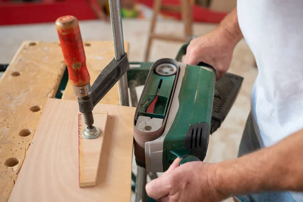 Marangoz atölyede ahşap işçiliği yapıyor. İnşaat malzemesi ya da ahşap mobilya üretiyor. Ustalık için profesyonel aletler. Marangozluk ve marangozluk konsepti. Yüksek kalite fotoğraf