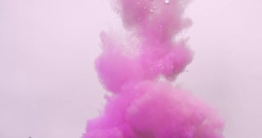 Su altı mürekkebi patlaması. Soyut formları yavaş çekimde beyaz arka planda karıştırıp harmanlamak. Yüksek kalite 4k görüntü