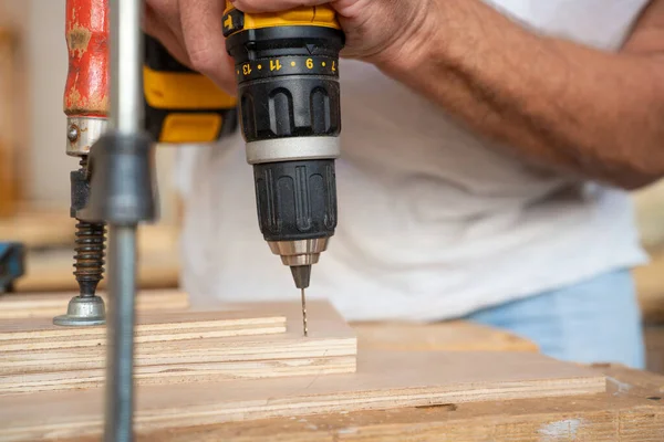Stolarz Pracujący Rzemiośle Warsztacie Produkcji Materiałów Budowlanych Lub Mebli Drewnianych — Zdjęcie stockowe