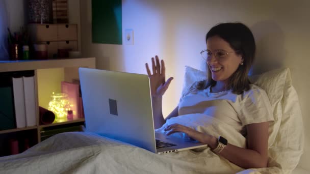 Młoda Dziewczyna Rozmowie Wideo Laptopem Łóżku Nocy Szczęśliwy Uśmiech Machanie — Wideo stockowe
