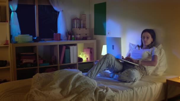 Fiatal Lány Dolgozik Laptopjával Ágyban Éjszaka Késő Estig Pijamában Dolgoztam — Stock videók
