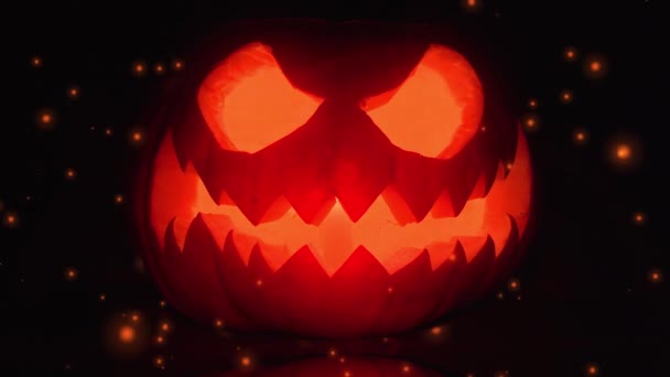 Halloween Abóbora Rosto Assustador Com Luz Vela Partículas Pirilampos Voadores — Vídeo de Stock