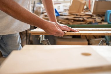 Marangoz atölyede ahşap işçiliği yapıyor. Ustalık için profesyonel aletler. Marangozluk ve marangozluk konsepti. Uzayı metin için kopyala. Yüksek kalite fotoğraf