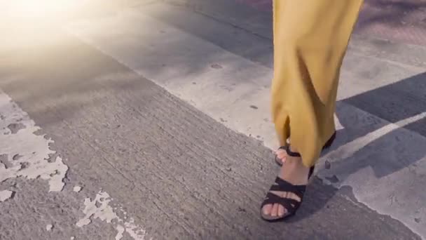 Крупним Планом Елегантні Жіночі Ноги Перетинають Вулицю Жовті Штани Повільний — стокове відео