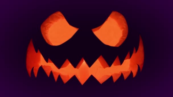 Halloween Tök Kísérteties Arc Gyertyafényes Sötét Lila Fekete Háttér Narancssárga — Stock videók