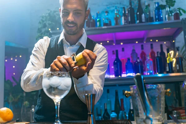 Feliz Barman Atractivo Una Camisa Blanca Delantal Negro Haciendo Cóctel — Foto de Stock