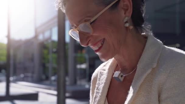Heureuse Femme Affaires Âgée Travaillant Avec Une Tablette Souriant Dans — Video