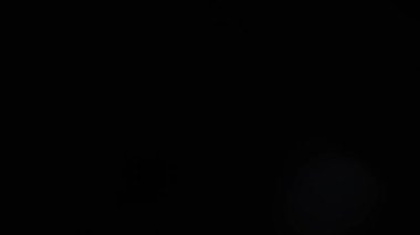 Siyah arka planda Bokeh Light Sızıntısı sineması. Küresel Optik Işık soyut arkaplan 4K. Yüksek kalite 4k görüntü