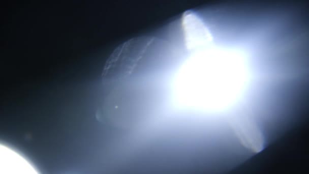 Bílá Elegantní Čočka Světélkuje Světlo Prosakuje Černém Pozadí Prostorové Optické — Stock video