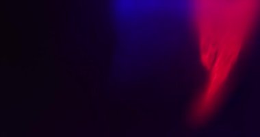 Siyah arkaplanda mavi ve yeşil ışık sızıntısı var. Küresel Optik Işık soyut arkaplan 4K. Yüksek kalite 4k görüntü