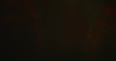 Siyah arka planda kırmızı, yeşil ve mavi ışık sızıntısı var. Küresel Optik Işık soyut arkaplan 4K. Yüksek kalite 4k görüntü