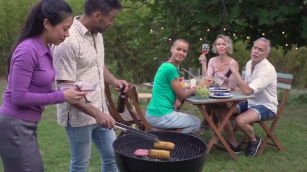 Multi Etnische Mensen Van Middelbare Leeftijd Rond Barbecue Glimlachen Gelukkig — Stockvideo