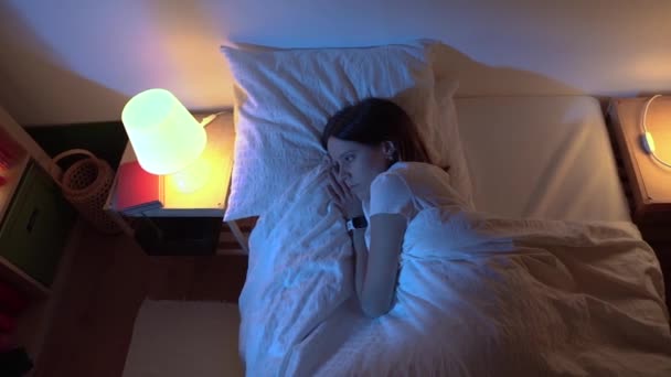 Pandangan Atas Seorang Gadis Cantik Tidur Dengan Nyaman Tempat Tidur — Stok Video