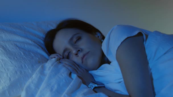 Gadis Cantik Tidur Dengan Nyaman Tempat Tidur Kamar Malamnya Dengan — Stok Video