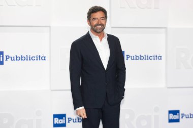 MILAN, ITALY - 28 Haziran 2022: Alberto Matano, 28 Haziran 2022 tarihinde İtalya 'nın Milano kentindeki Rai Milan Stüdyoları' ndaki Rai 2022 / 2023 Gösteri Sunumuna katıldı.. 