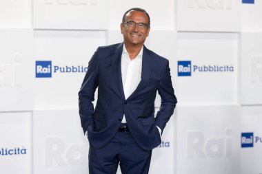 MİLAN, ITALY - 28 Haziran 2022: Carlo Conti, 28 Haziran 2022 tarihinde İtalya 'nın Milano şehrindeki Rai Milan Stüdyolarındaki Rai 2022 / 2023 Gösteri Programına katıldı.. 