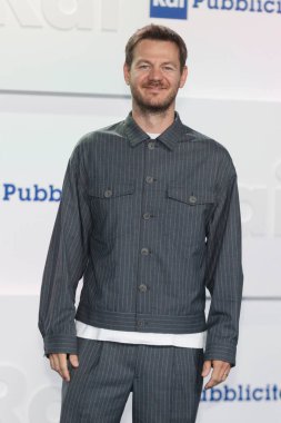 MILAN, ITALY - 28 Haziran 2022: Alessandro Cattelan, 28 Haziran 2022 tarihinde Rai Milan Stüdyoları 'ndaki Rai 2022 / 2023 Gösteri Programına katıldı.. 