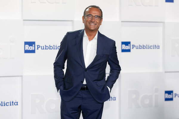 МИЛАН, ИТАЛИЯ - 28 июня: Карло Конти принял участие в презентации шоу Rai 2022 / 2023 Show Schedule Presentation в студии Rai Milan Studios 28 июня 2022 года в Милане, Италия. 