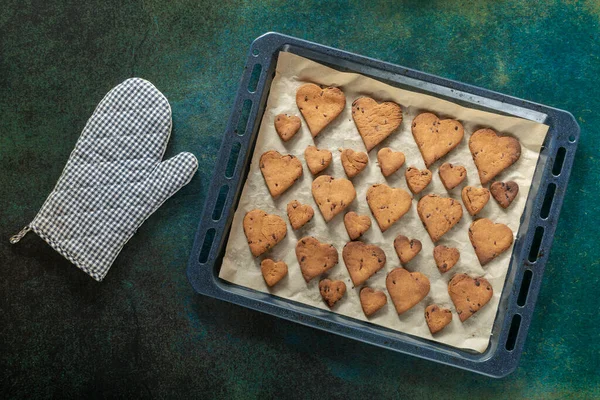 Heart Shaped Biscuits Chocolate Drops Baking Tray Oven Glove — Foto de Stock