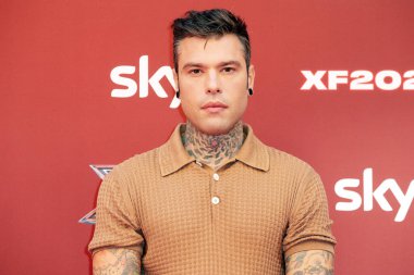 MILAN, ITALY - 13. SEP 2022: Şarkıcı Fedez İtalya 'nın Milano, İtalya' da bulunan Pergolesi bölgesinde düzenlenen X Factor 2022 basın toplantısına katıldı. 
