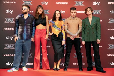 MILAN, ITALY - 13. SEP 2022: Dargen D Amico, Ambra Angiolini, Fedez ve Rkomi İtalya 'nın Milano, İtalya' daki Pergolesi bölgesinde düzenlenen X Factor 2022 basın toplantısına katıldı.. 