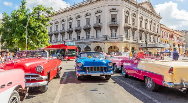 Viejos Coches Retro Estacionamiento Centro Histórico Habana Vieja Cuba — Foto de Stock