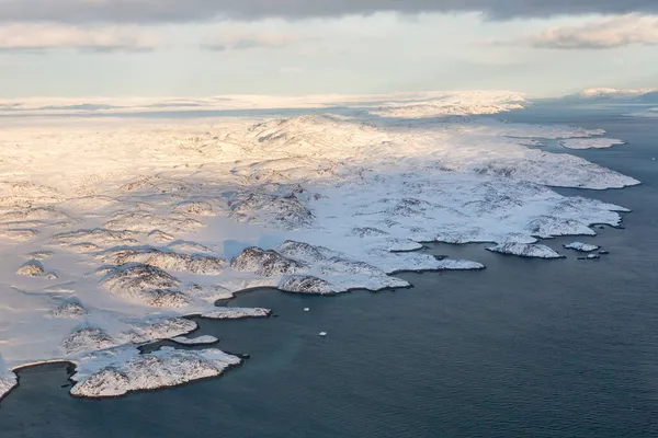 Grenlandzka Lodowa Czapka Mrożonymi Górami Fiord Widok Lotu Ptaka Pobliżu — Zdjęcie stockowe