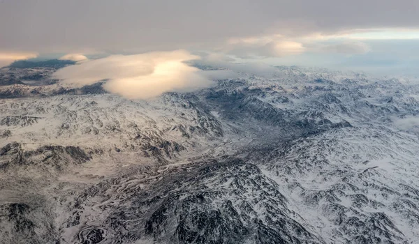 Gorro Hielo Groenlandia Con Montañas Congeladas Crestas Vista Aérea Cerca — Foto de Stock