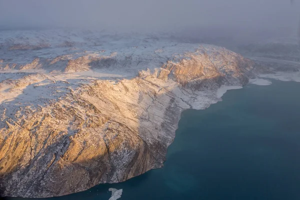 Grenlandzka Lodowa Czapka Mrożonymi Górami Fiord Widok Lotu Ptaka Pobliżu — Zdjęcie stockowe