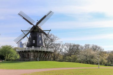 Slottsparken park havuzu ve eski ortaçağ değirmen panoraması, Malmö, İsveç