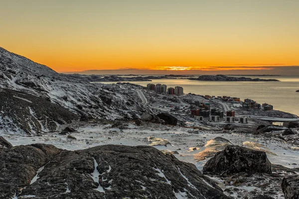 美丽的极地日落 从山上俯瞰努克峡湾和格陵兰岛新的城郊 — 图库照片