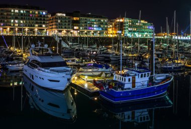 Akşam ışıklarında yatları olan Marina, Saint Helier, Jersey, Channel Adaları 'nın mübaşiri.