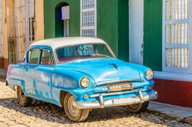 Eski mavi Amerikan retro arabası Trinidad, Küba caddesinde park edilmiş.