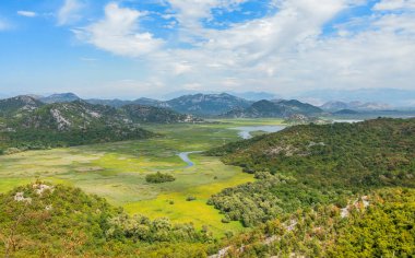 Karadağ 'ın Skadar göl vadisi ve dağlarına panoramik manzara