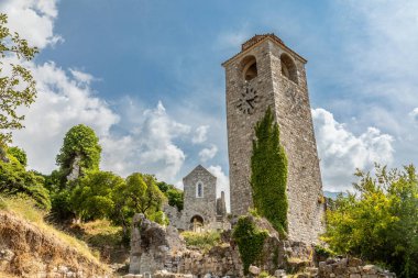Karadağ 'ın Eski Bar kentinin yıkıntıları arasında gözetleme kulesi