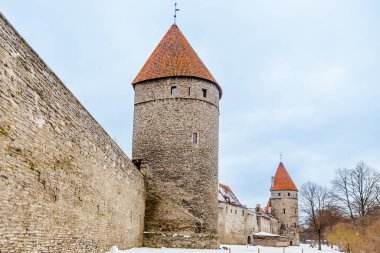 Eski Tallinn şehir duvarları, ortaçağ kuleleri, Estonya
