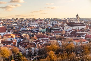 Eski Vilnius kasabası. Sonbahar panoraması. Akşam saatlerinde, Litvanya.