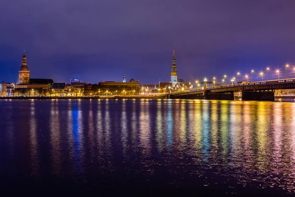 Noční Pohled Historické Centrum Města Kamenný Most Břehů Řeky Daugavy — Stock fotografie