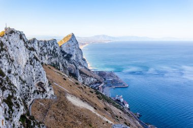 Deniz kenarındaki Cebelitarık Kayası 'na bakın.