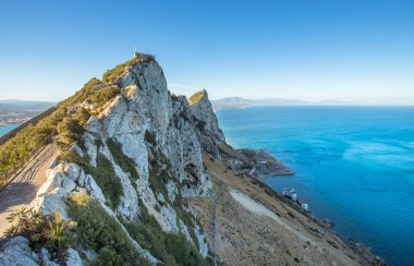 Deniz kenarındaki Cebelitarık Kayası 'na bakın.