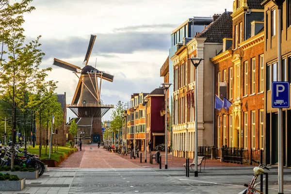 Stary Wiatrak Ulica Nowoczesnymi Budynkami Delft Holandia — Zdjęcie stockowe
