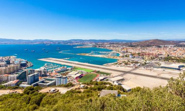 Cebelitarık Kayası 'ndan Cebelitarık şehri ve körfez panoramik manzarası. Şehir merkezinde havaalanı ve topçu bataryası var.